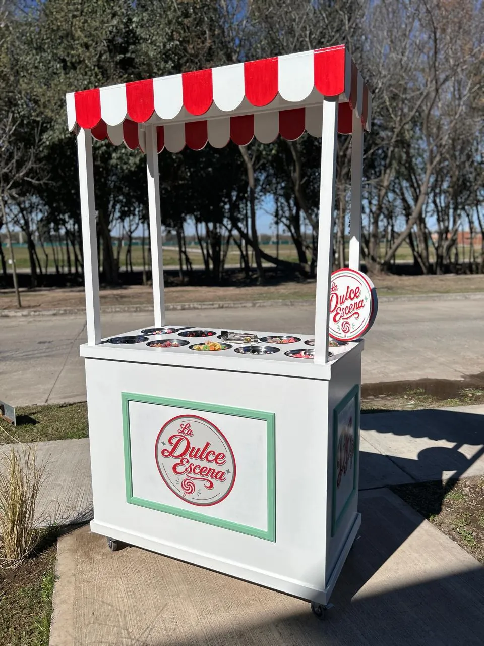 Carrito de Candy Bar con toldo rojo y blanco y el logo de La Dulce Escena